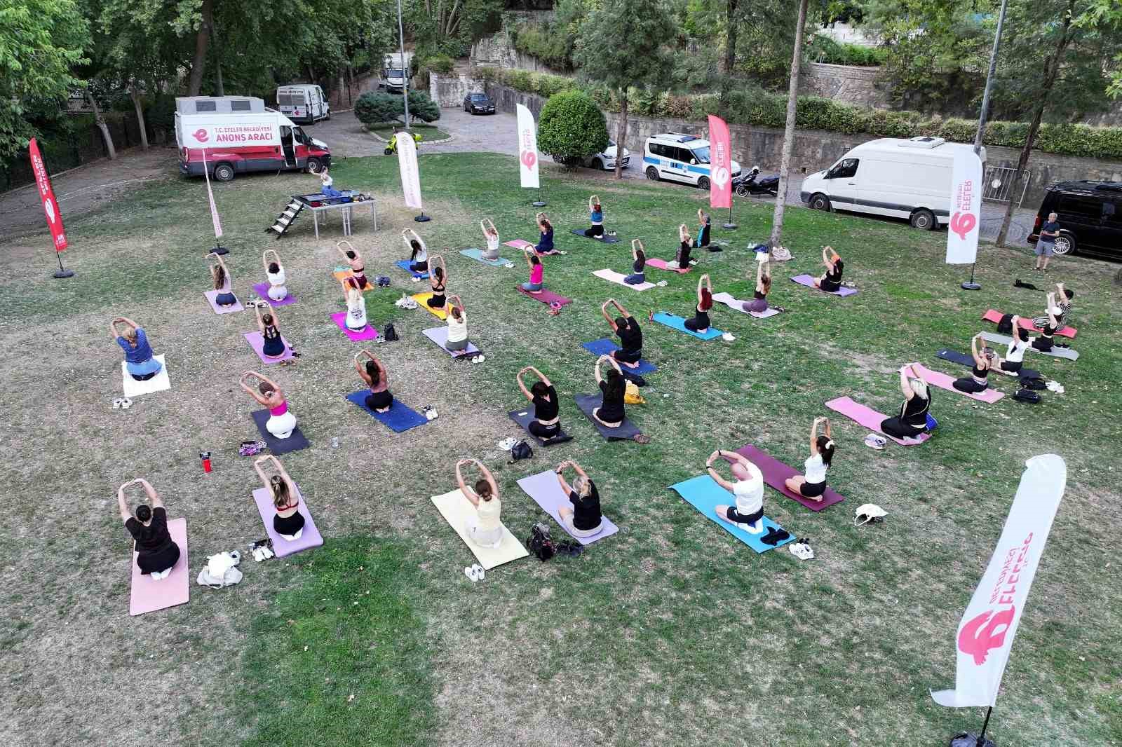 efeler-de-acik-hava-yoga-etkinligi-yogun-ilgi-gordu