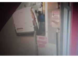 Sancaktepe’de Hırsızların Yoldan Geçenlere Aldırmadan Atölyeyi Soyduğu Anlar Kamerada