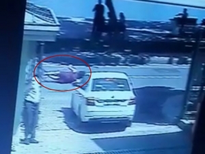 Motosikletin Çarptığı Kadın Metrelerce Havaya Fırladı