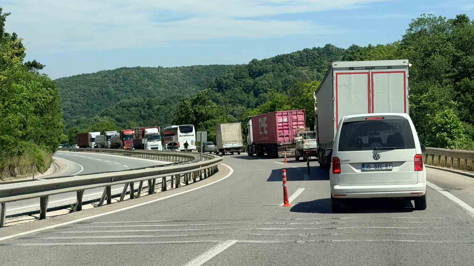 arizalanan-otomobil-yalova-bursa-karayolunu-kitledi