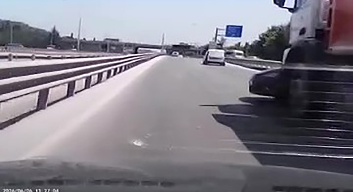 kamyon-otomobili-onune-alip-metrelerce-surukledi-o-anlar-arac-kamerasina-yansidi