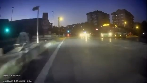 kirmizi-isikta-gecen-otobus-soforu-ne-olacak-cezamizi-cekeriz