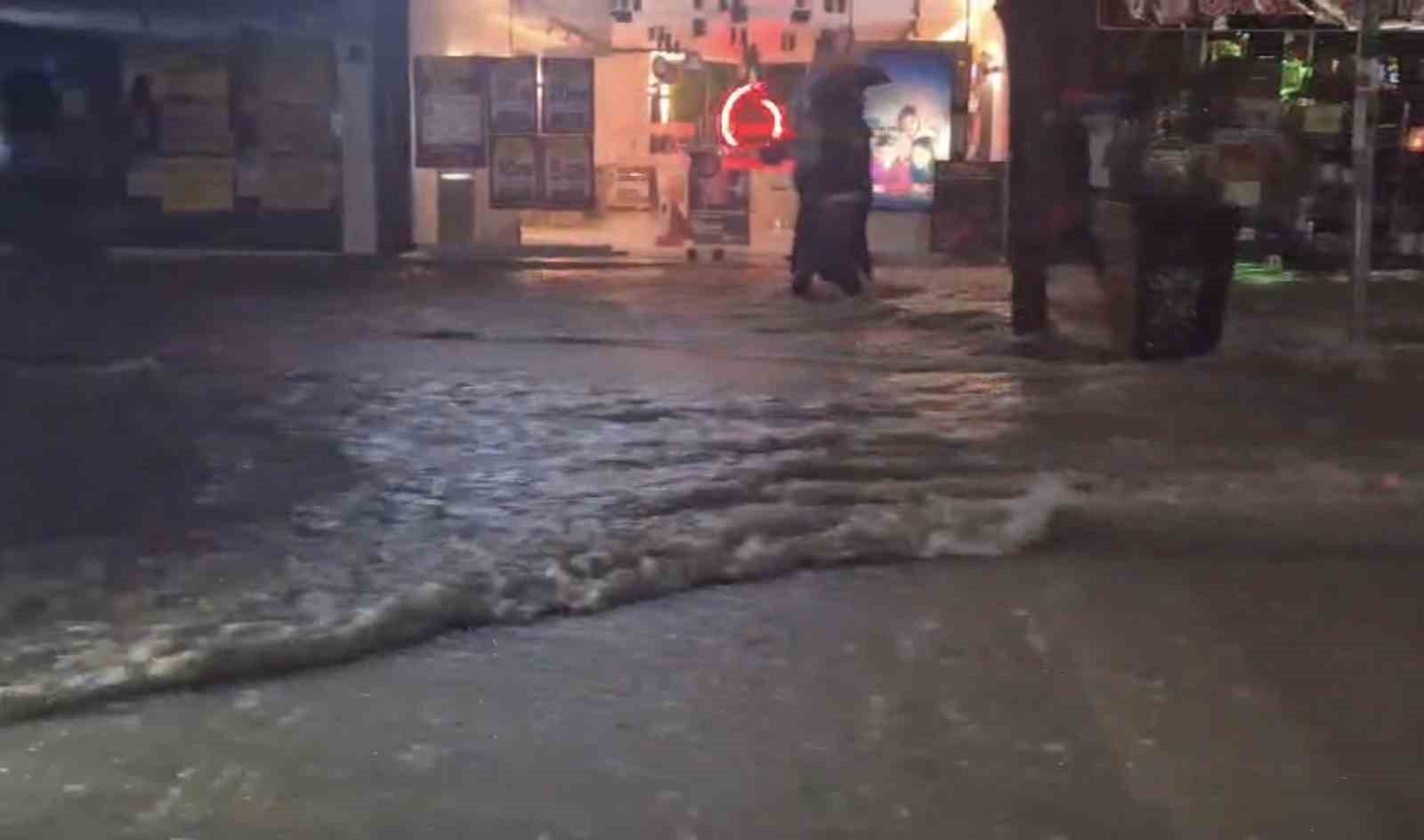 elazig-da-saganak-yagista-caddeler-dereye-dondu