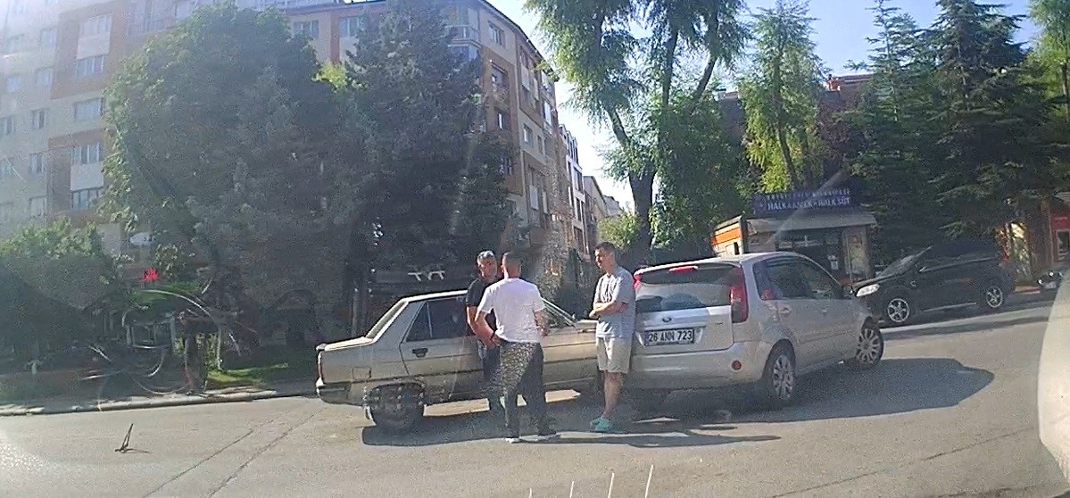sokaktan-caddeye-cikan-otomobil-seyir-halindeki-diger-otomobil-ile-carpisti