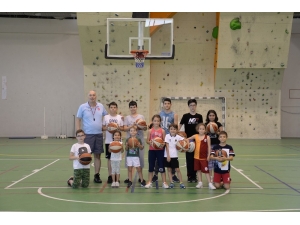 Çocuklar Basketbolu Üniversitede Öğreniyor