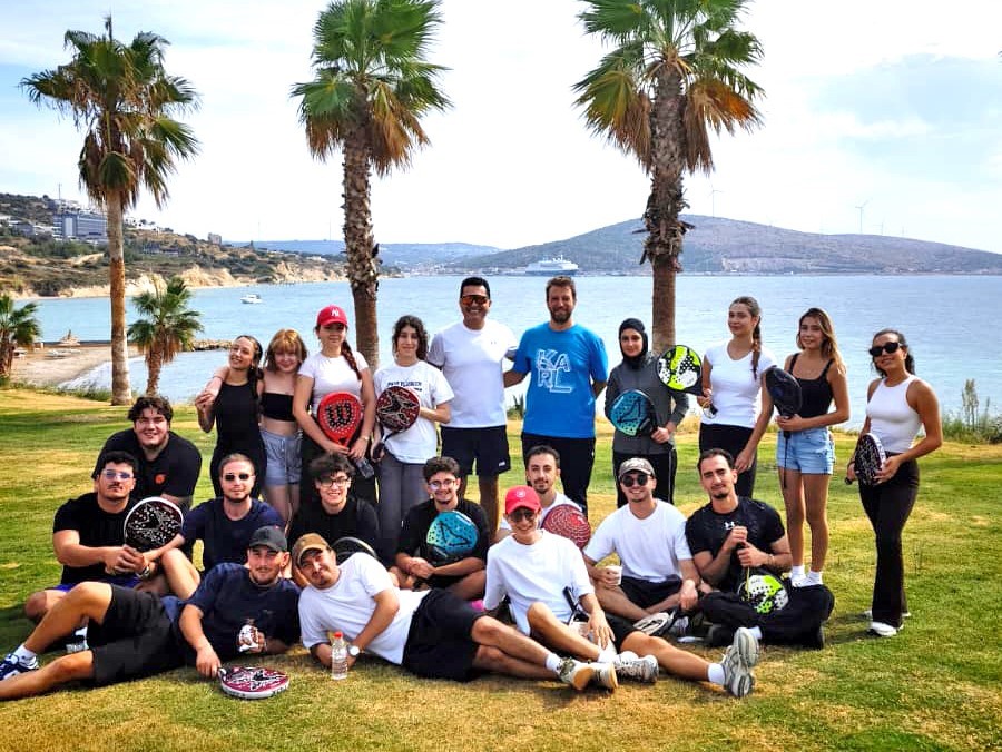 cesme-de-universite-ogrencileri-padel-sporuyla-bulustu