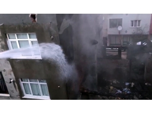 Gaziosmanpaşa’daki Yangında 4 Bina Hasar Gördü