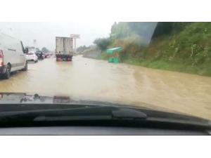 D100 Sel Sularına Teslim Oldu, Yol Trafiğe Kapandı