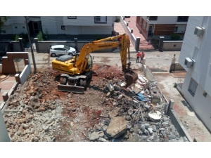 Madde Bağımlılarına Mekan Olan Metruk Bina Yıkıldı