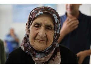 106 Yaşındaki Asırlık Nine Her Ay Maaşını Kendisi Çekiyor