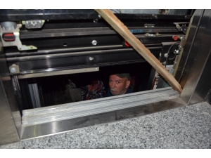 Yaşlı Çift Saatlerce Asansörde Mahsur Kaldı