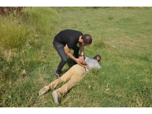 Polisten Kaçarken Tarlada Yakalandı