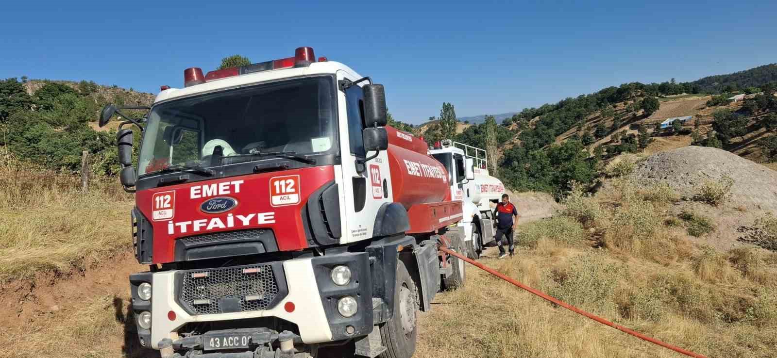 emet-te-ahir-ve-samanlik-yangini-2-buyukbas-hayvan-telef-oldu-400-balya-saman-yandi