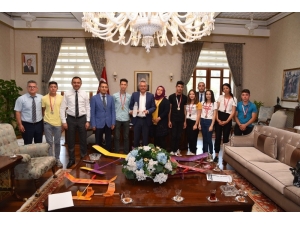 Yaptıkları Model Uçağı Vali Deniz’e Hediye Ettiler