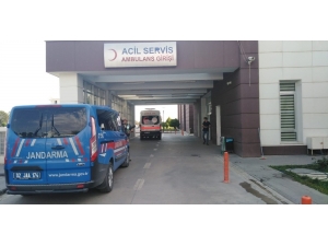 Otomobil Kayaya Çarptı: 2 Yaralı