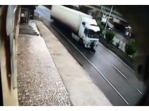 Kendini Tır’ın Önüne Attı