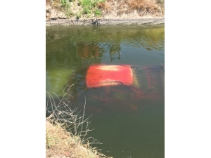 Manisa’da Otomobil Sulama Kanalına Uçtu
