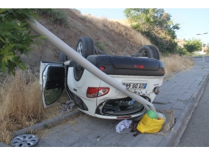 Direğe Çarpan Otomobil Ters Döndü: 5 Yaralı