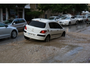 Otomobil Çöken Yola Düştü
