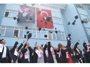 Mustafakemalpaşa Myo’da Mezuniyet Coşkusu