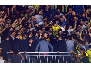 Ali Koç, Tribünde Taraftarlarla Bir Araya Geldi