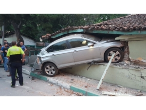 Midibüsün Freni Patladı, Önündeki Otomobili Sürükleyerek Otele Çarptı
