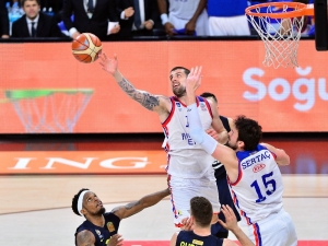 Anadolu Efes İle Fenerbahçe Bu Sezon 14. Kez Karşılaştı