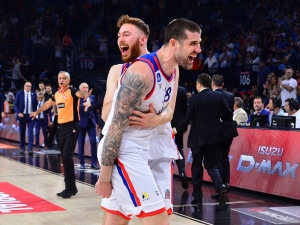 Şampiyon Anadolu Efes, Kupasını Aldı