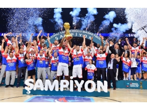 Tahincioğlu Basketbol Süper Ligi Play-off Serisi 7. Ve Son Maçında Anadolu Efes, Sinan Erdem Spor Salonu’nda Karşılaştığı Fenerbahçe’yi 89-74’lük Skorla Yenerek Seriyi 4-3 Yaptı Ve 2018-2019 Sezonunun Şampiyonu Oldu.