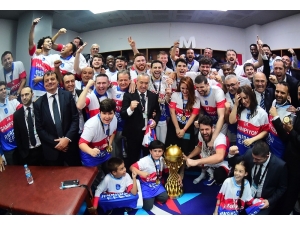 Anadolu Efes’in Şampiyonluk Sevinci Soyunma Odasına Taşındı