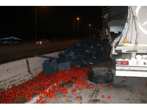 Domates Yüklü Tır Devrildi, Tonlarca Domates Köprü Üzerinden Kafenin Üzerine Düştü