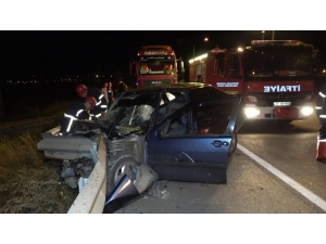 Otomobil Bariyere Saplandı: 2 Ağır Yaralı