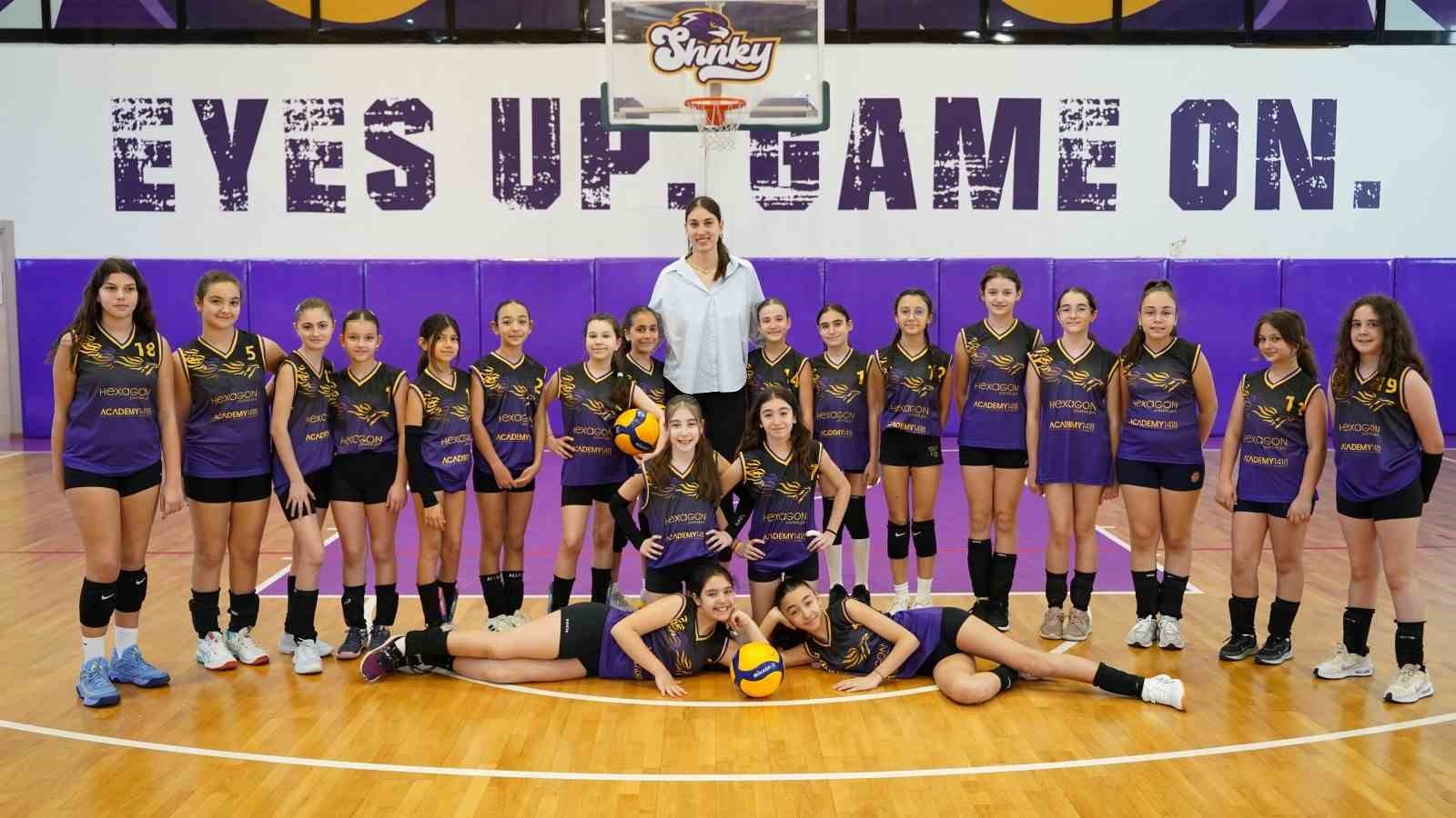 milli-voleybolcu-kubra-akman-a-ogrencilerden-sevgi-seli