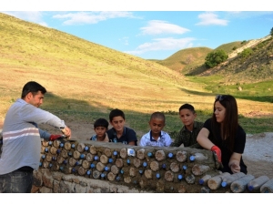 Fedakar Öğretmenler Pet Şişe İle Okul Duvarı Yaptı