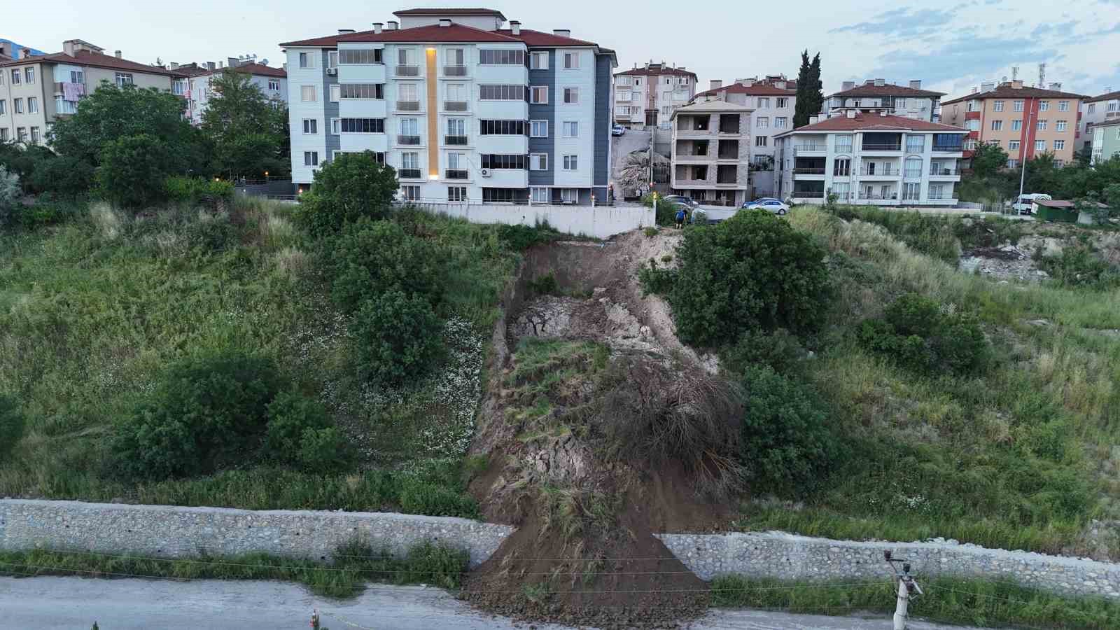 karabuk-te-heyelan-tehlikesi-toprak-kutlesi-yola-indi