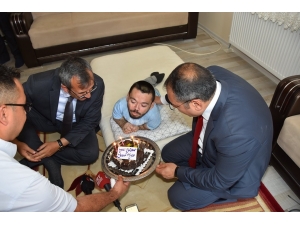 Engelli Gence Vali Ve Müdürden Doğum Günü Sürprizi