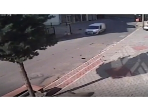 Bisikletli Çocuğa Araç Çarptı, Olay Güvenlik Kamerasına Yansıdı