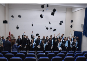 Mezun Olanın İşsiz Kalmadığı Okulda Mezuniyet Sevinci