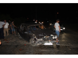 Park Halindeki Otomobile Arkadan Çarptı: 2 Yaralı