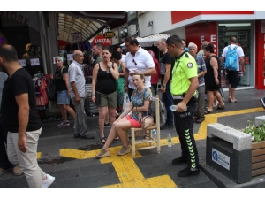 Manavgat’ta Motosiklet Yaya Geçidinde Turiste Çarptı