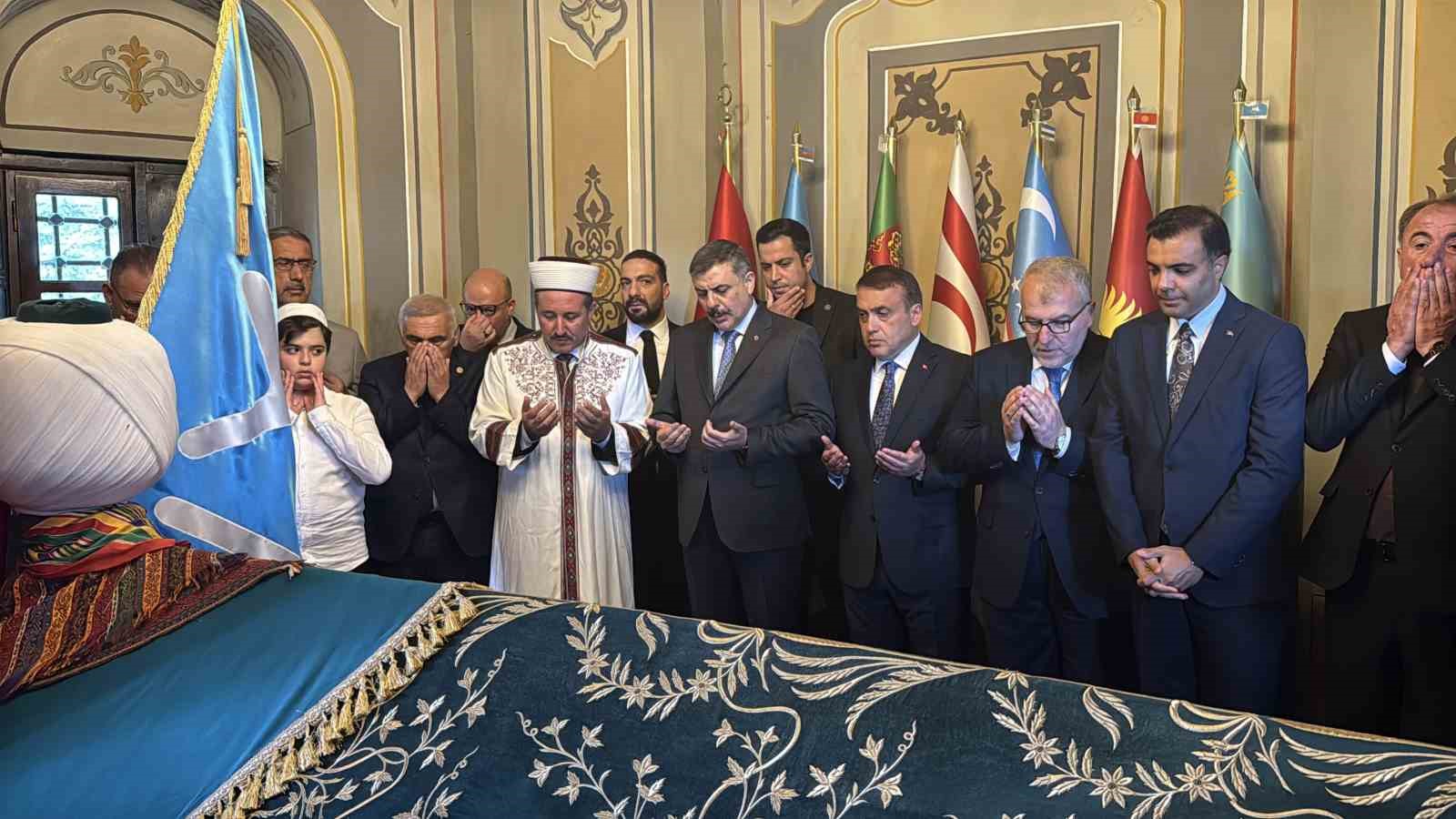 bakan-ciftci-ertugrul-gazi-turbesi-ni-ziyaret-etti-hafizlik-ogrenimi-goren-ogrenciye-bisiklet-hediye-etti