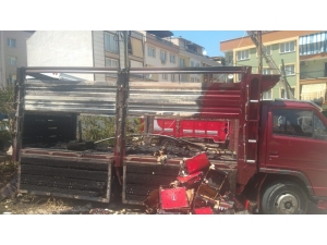 Elektrik Tellerinden Sıçrayan Kıvılcım Kamyonu Yaktı