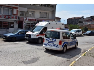 Bileklerini Keserek İntihar Etmek İstedi