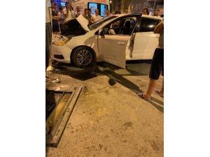 Kontrolden Çıkan Otomobil Midibüse Böyle Çarptı