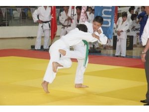 Dünya Şampiyonu Riner’den Şampiyon Judoculara Madalya