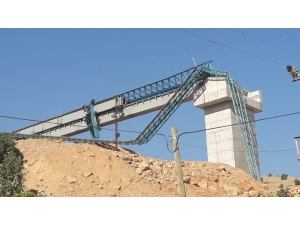 Siirt’te Köprü Yapımında Kullanılan Vinç Devrildi: 1 Yaralı
