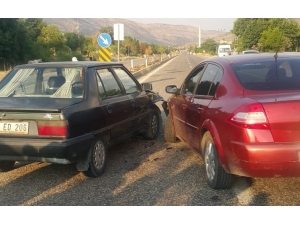 İki Otomobil Çarpıştı: 5 Yaralı