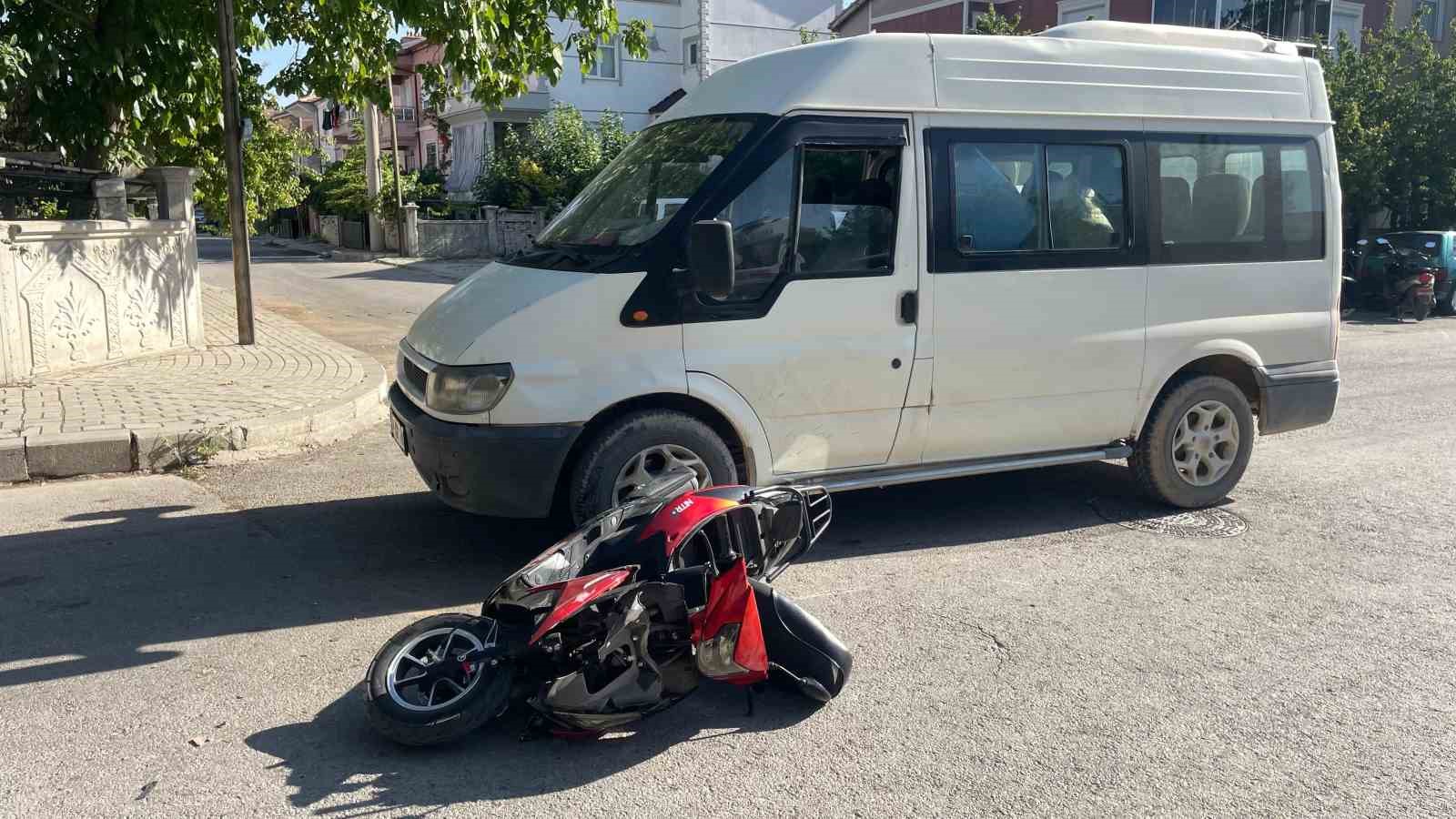 karaman-da-minibusle-motosiklet-carpisti-2-yarali
