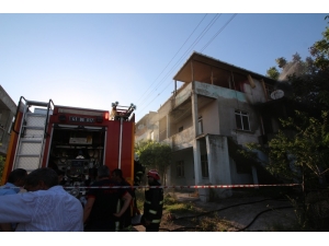 3 Katlı Binada Çıkan Yangında Evde Mahsur Kalan Yaşlı Adamı Vatandaşlar Kurtardı