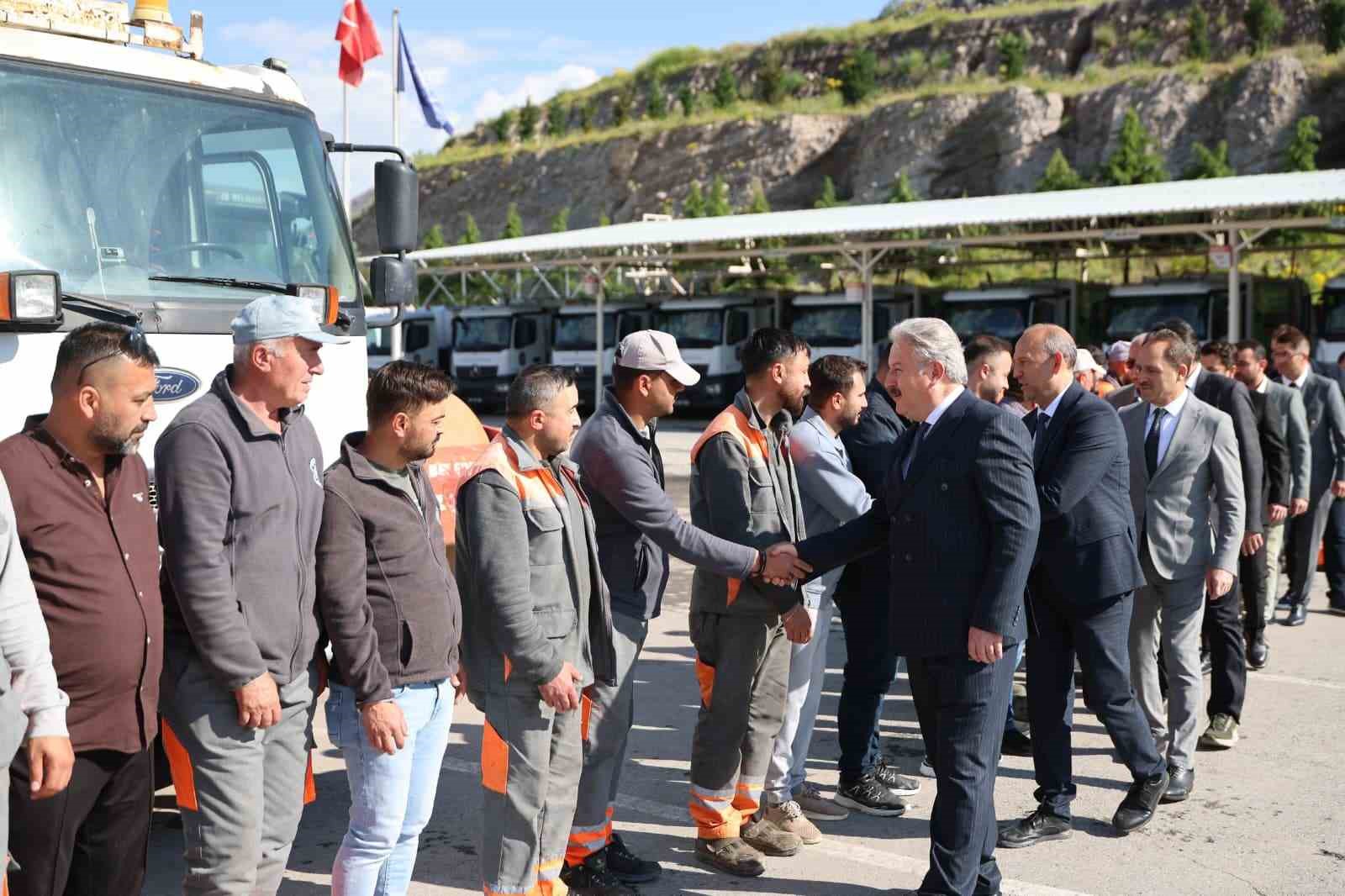 baskan-palancioglu-mesaiye-personel-ile-bayramlasarak-basladi